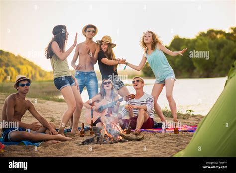 Jugendliche Die Spaß Am Strand Sie Singen Und Tanzen Im Sand Im Kreis Um Ein Lagerfeuer Mit