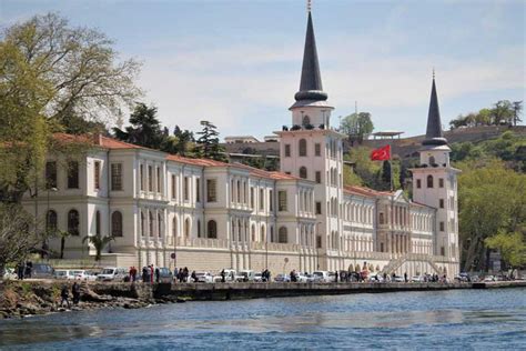 Casi toda la población hace un minuto de silencio. Crucero por el Bosforo desde Estambul - Reserva en ...