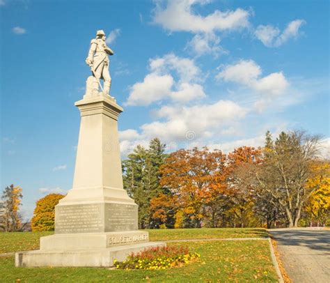 Estatua De Seth Warner Y Monumento De Batalla De Bennington Imagen