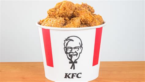 How Wendys Founder Helped Create Kfcs Iconic Chicken Bucket