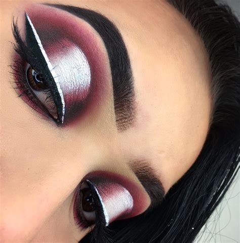 Bold Eye Look Black Sliver Liner Spotlight Eye Burgundy