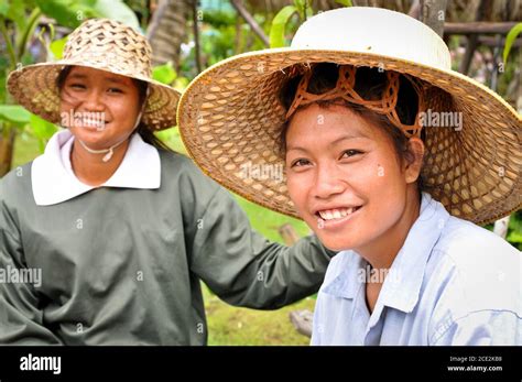 Zwei Junge Thai Frauen Mit Einladendem Lächeln Tragen Ihre Einzigartigen Thai Strohhüte Auf Dem