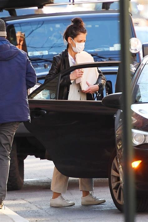 Katie holmes ретвитнул(а) air new zealand ✈️. KATIE HOLMES Out in New York 01/07/2021 - HawtCelebs