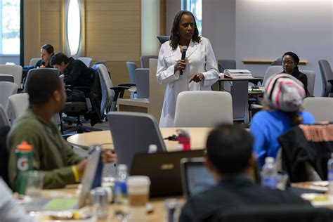 First Female African American Orthopedic Surgeon Visits Uf Doctor Gator