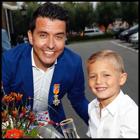Jan smit viert thuis op de bank dat hij is aangewezen als een van de presentatoren van het eurovisiesongfestival. Pin van Gea Kruizinga op Jan Smit in 2020