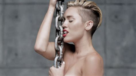 Miley Cyrus Presta Homenagem Ao Vídeo Da Wrecking Ball No Vmas Ktudo