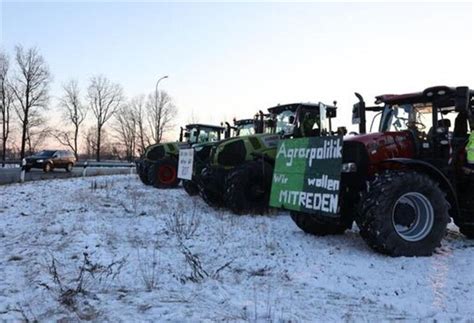Bauernproteste Gehen Weiter 100 Traktoren Stehen Am Cuxhavener Autobahnkreisel
