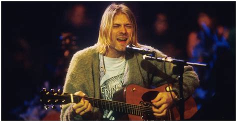 Converse, chaquetas de lana, vaqueros rotos, camisetas de rayas y las prendas dos tallas más anchas han hecho del estilo del líder de nirvana una moda atemporal. Iconic Sweater Worn by Kurt Cobain Breaks Auction Record