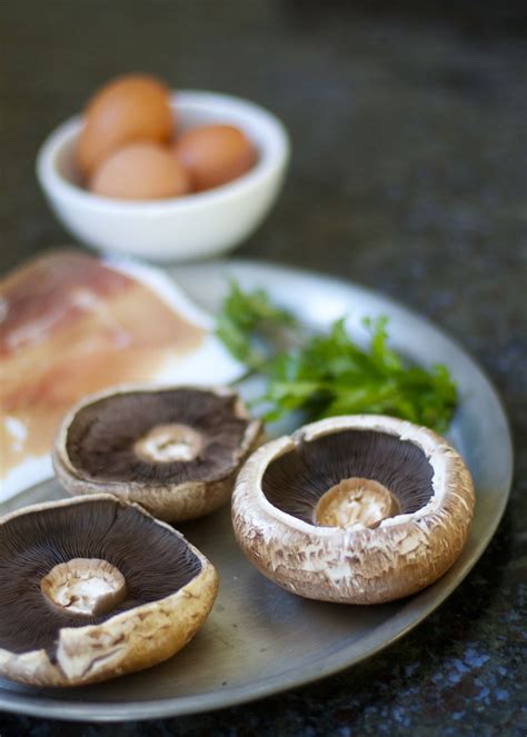 How to clean portobello mushrooms. Baked Eggs in Prosciutto-Filled Portobello Mushroom Caps