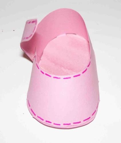 Sie brauchen die nur ausdrucken und zusammenkleben. Babyschuh zur Geburt aus Papier basteln | Bastelfrau