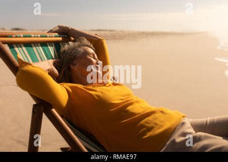 Frau Fkk Entspannen Nackt Sitzen Auf Der Liege Am Strand Im Urlaub In Jandia Costa Calma