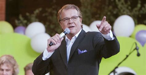 Markullio, anders lundin and the audience singing the famous song of lasse berghagen en kväll i juni. Lasse Berghagen erkänner efter 18 år | Svensk Dam