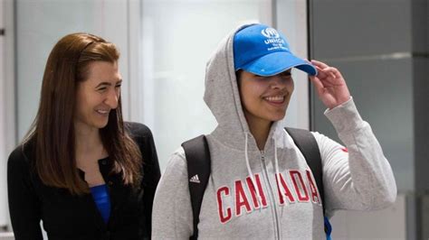 رهف القنون الشابة السعودية الهاربة تصل إلى كندا بعد منحها اللجوء Bbc