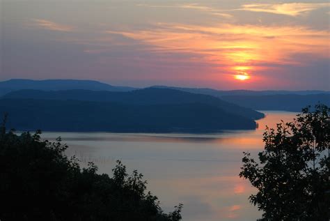 A typical Beaver Lake sunset near the Retreat at Sky Ridge resort in