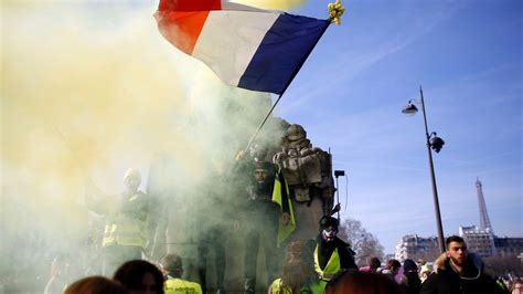 gelbwesten proteste tausende demonstrieren gegen emmanuel macron der spiegel