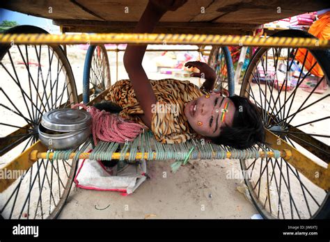 Child Begger India Hi Res Stock Photography And Images Alamy