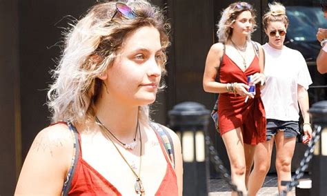 Make Up Free Paris Jackson Flaunts Cleavage In Nyc Daily Mail Online