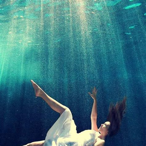 Pin By Soraya Brielle On Art In 2020 Girl In Water Drowning Art