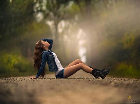 Pin By Rebecca Sparks On Beautiful Photos Photoshoot Poses Outdoor Portrait Photography