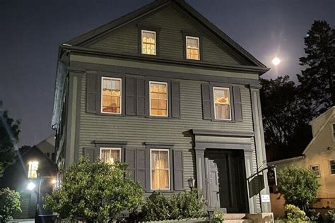 Lizzie Borden House What It S Like To Stay At This Spooky B B