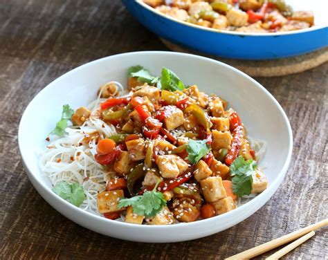 Better than takeout, make these recipes from the simple vegan chinese recipes that can be made in the comfort of your own home! 25 Vegan Chinese Recipes - Vegan Richa