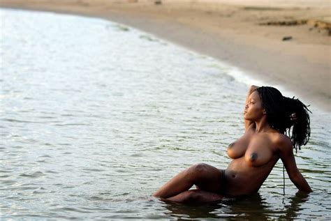 Gorgeous Ebony Goes Skinny Dipping Photo Gallery Porn