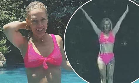 90210 S Jennie Garth 51 Shows Off Her Youthful Physique In A Hot Pink
