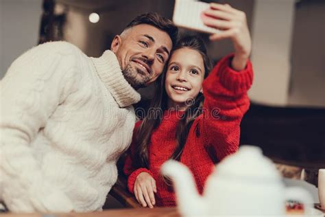 Padre E Hija Que Toman La Foto En Celular Imagen De Archivo Imagen De