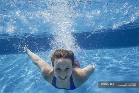 Alegre Pre Adolescente Chica Nadando Bajo El Agua En La Piscina