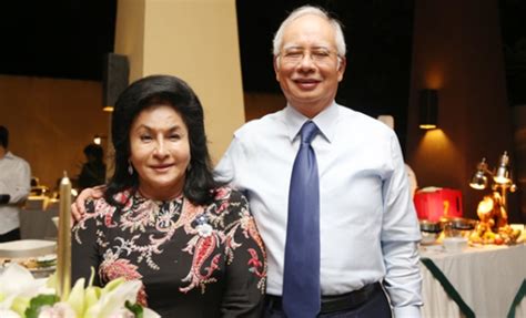 Saya ingin memohon maaf kepada najib bekas eksekutif spad berita terkini hari ini. Anda Pasti TAK PERCAYA!! Inilah Gambar Rosmah Dan PM Najib ...
