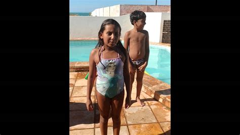 Desafio na piscina hoje é dia de marias duda e clara #marias2020 #familiahojeediademarias #hojeediademarias. Desafio da piscina com Isabela - YouTube