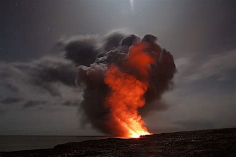 Hawaiis Mauna Loa Worlds Largest Volcano Erupts For The First Time