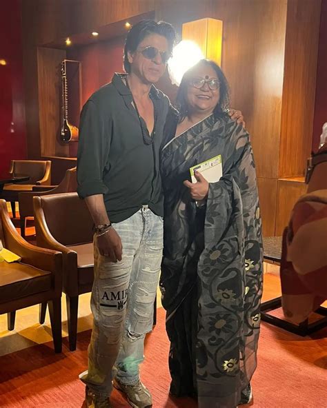 Shah Rukh Khan Meets Acid Attack Survivors In Kolkata Fans Say ‘king