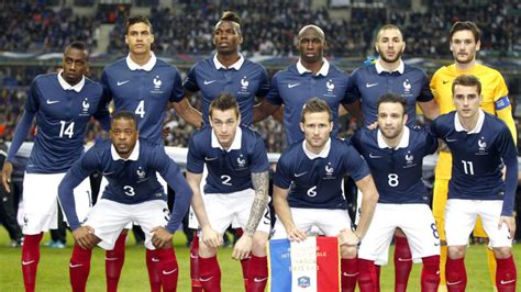 Olivier giroud maakte het enige doelpunt van de wedstrijd en zodoende was hij de gevierde man bij de fransen. Deschamps: een geslaagd EK is een gewonnen EK | NOS