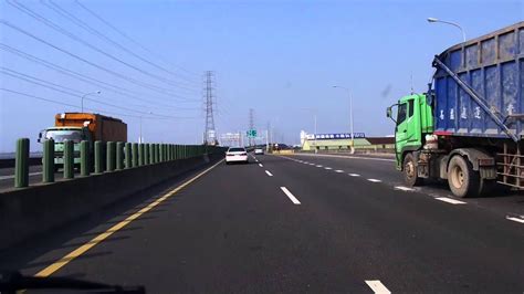 Видео 台61線砂石車翻覆 污泥散落近百米｜三立新聞網setn.com канала 三立新聞網setn. 行車紀錄台61線北上大縱走(二)王功→南通灣 - YouTube