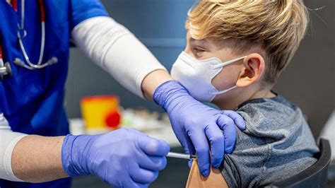 Grünes Licht für Impfstoff von Biontech EMA macht Weg frei für Booster für Kinder ab zwölf Jahren