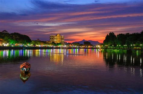 Dibina pada 1996 membabitkan kos rm12 juta, pasar sentral bertujuan menempatkan semula semua penjaja … Tempat-Tempat Menarik Di Sarawak Yang Anda Patut Pergi ...