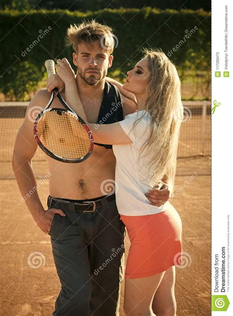 Preludio Coppia Nell Amore Amica Con Il Ragazzo Dell Abbraccio Della Racchetta Di Tennis
