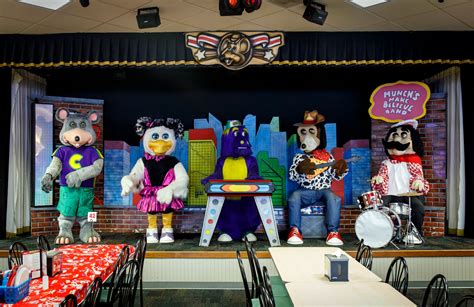 Chuck E Cheeses Is Breaking Up The Animatronic Band The Seattle Times