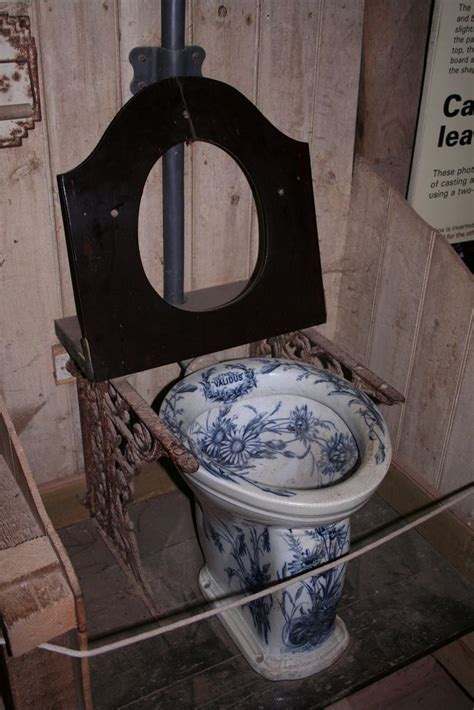 Old Fashioned Toilet Cistern Depolyrics