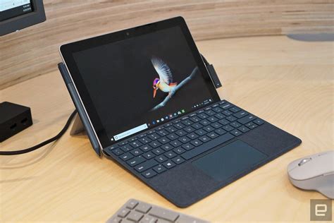 At just over a pound, the surface go 2 is (arguably) the only surface product that really looks and feels like a lightweight, portable tablet. Surface Go : Intel aurait tout fait pour que Microsoft n ...