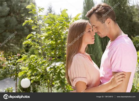 Affectueux Jeune Couple Dans Le Parc Image Libre De Droit Par Londondeposit © 138134610