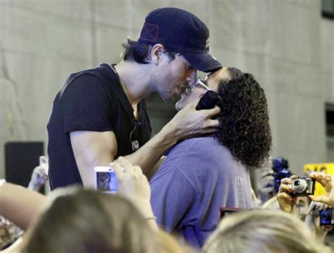 Enrique Iglesias Gives Fan A Steamy Onstage Smooch NY Daily News