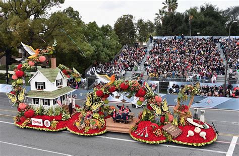 Miles Llegan A Pasadena Para Ver El Desfile De Las Rosas Y Disfrutar