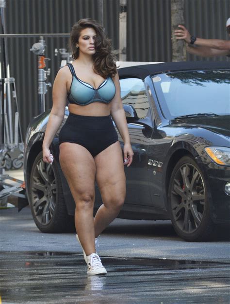 Ashley Graham Is Parading Around Nyc In Her Undies And Her Butt Looks Amazing