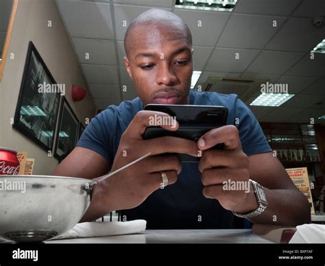 Hombre Leyendo Las Noticias En Internet En Un Teléfono Móvil Inteligente En Un Restaurante De