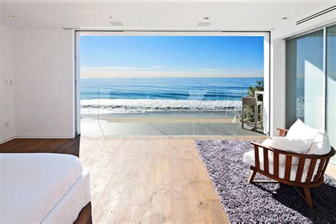Modern Malibu Beach House Combines Contemporary Interiors With Unending