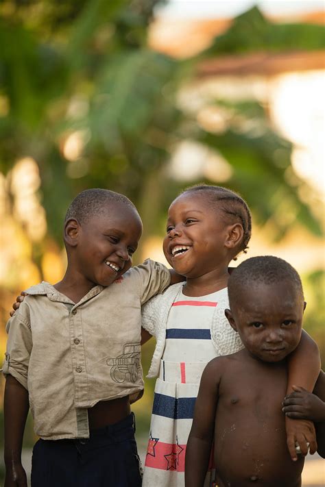 Anak Anak Afrika Yang Bahagia Berpelukan Di Jalan · Stok Wallpaper