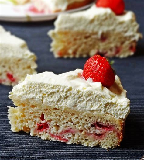 Try this mini breakfast strawberry shortcake for one recipe for a delicious and surprisingly healthy treat to start your day! Truskawkowy shortcake z cytrynową nutą… | Cake recipes ...