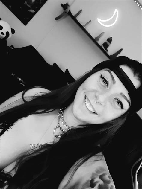 Camgirlnikki95 On Twitter Come Hang Out And Enjoy Your Friday With Me 🥰 Live Now On Chaturbate